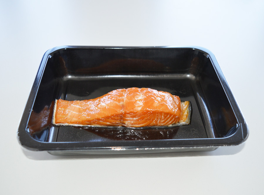 Salmon in skin packaging (tray)