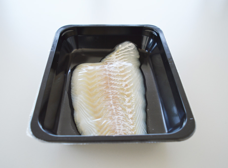 Salmon in skin packaging (tray)