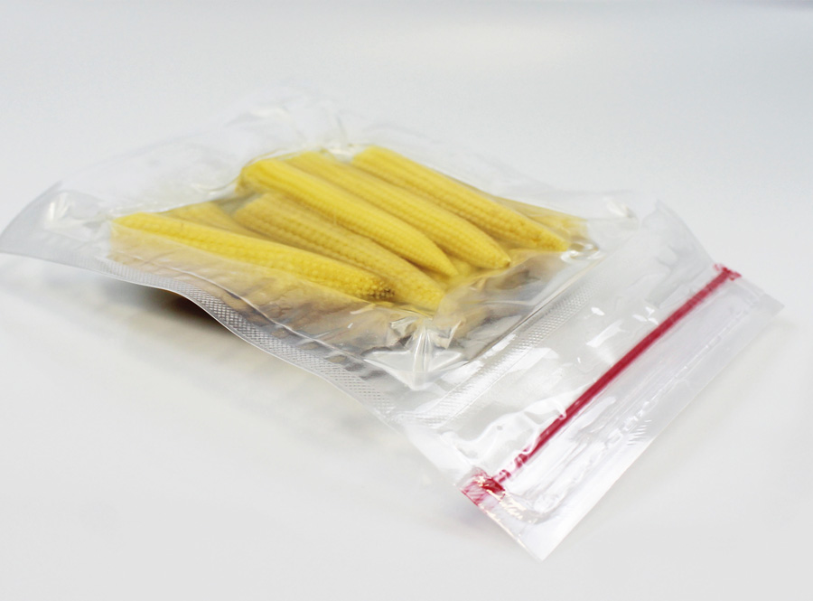 Corn cobs in vacuum packaging with zipper application
