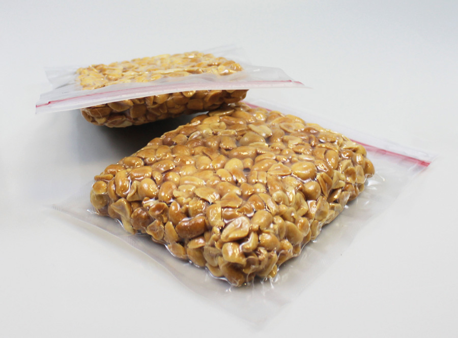 Nuts in vacuum packaging with zipper application