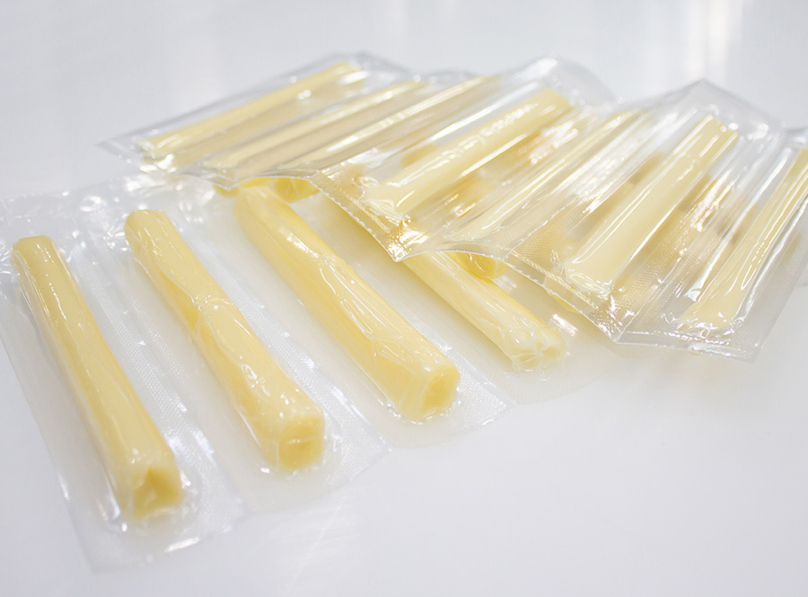 Käsesticks in Vakuum-Verpackung mit Perforation